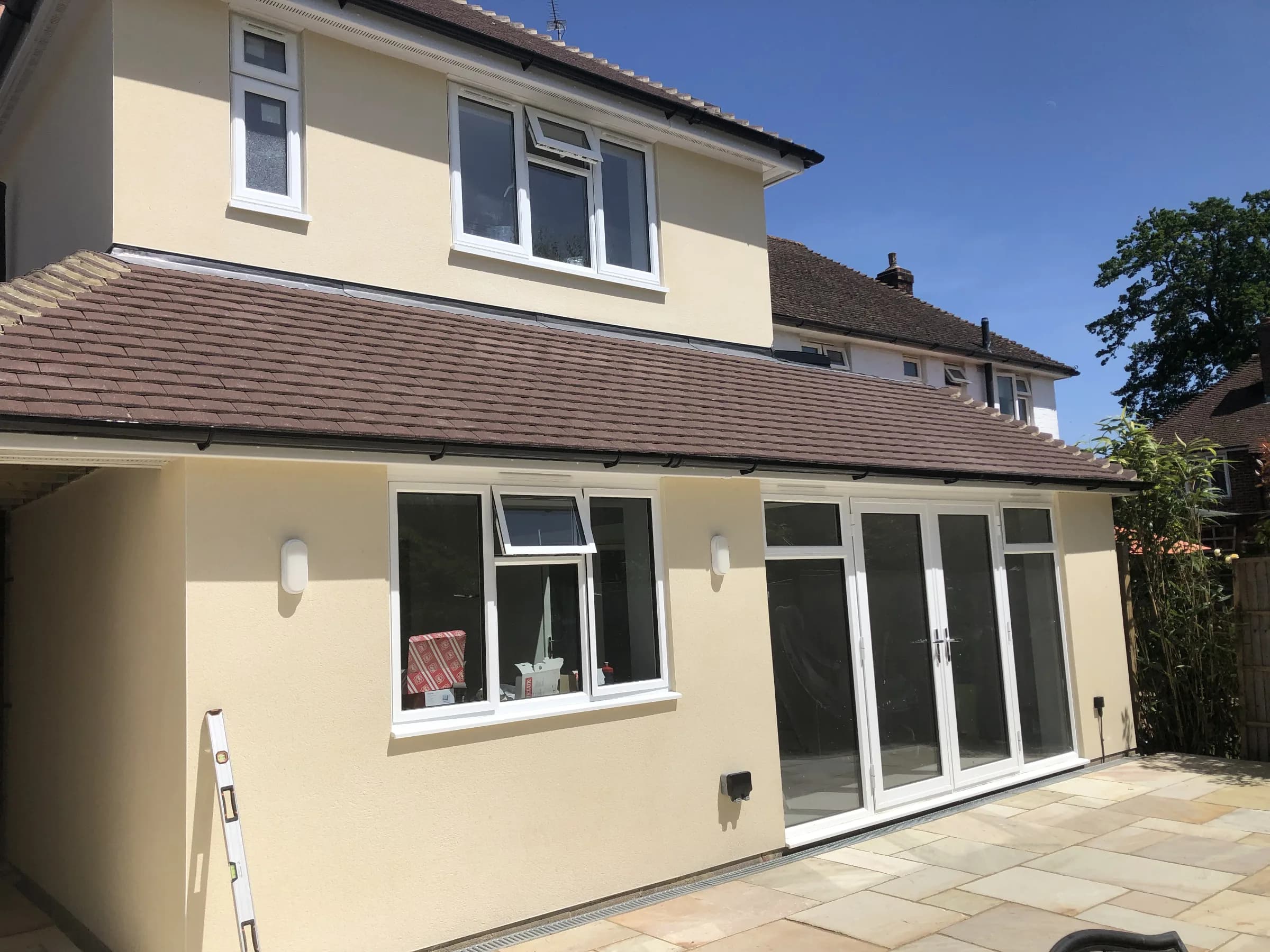 Two-storey rear extension with rendered finish, photo 3