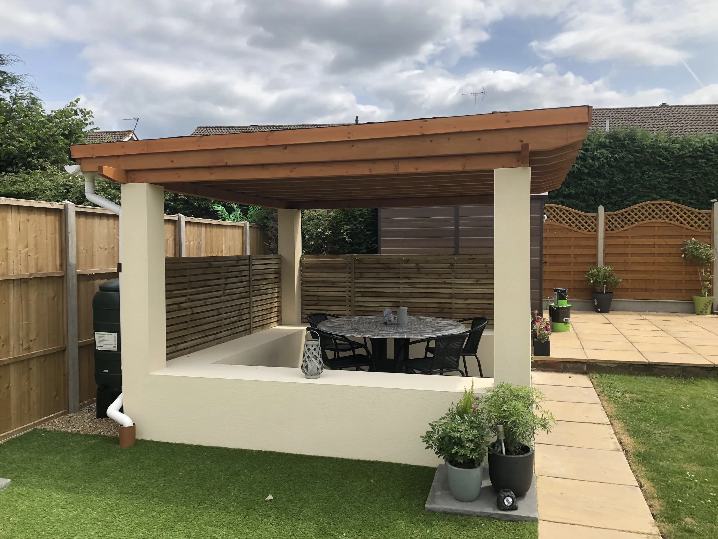 Garden fencing, artificial lawn and covered hot tub shelter, photo 2
