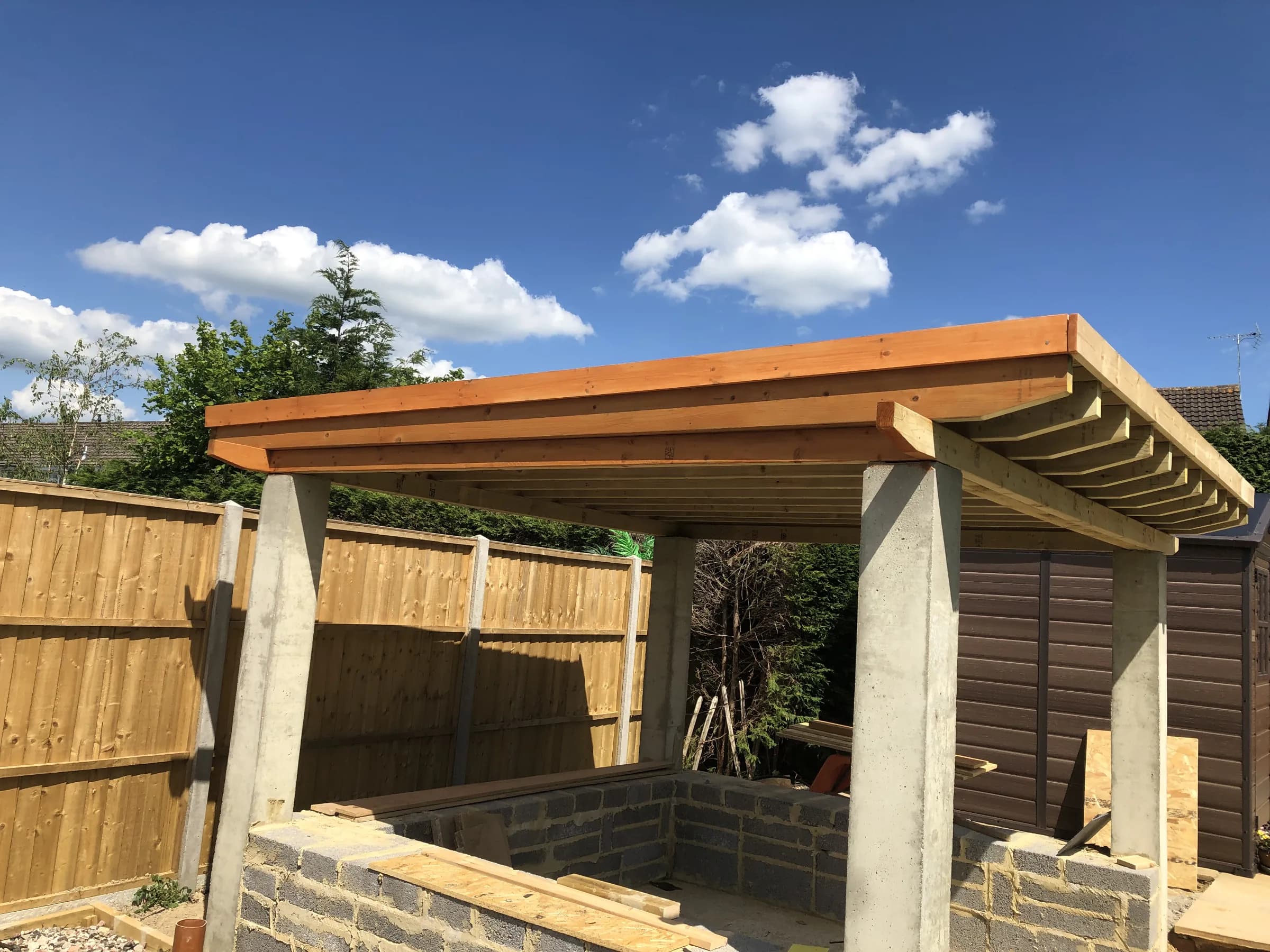 Garden fencing, artificial lawn and covered hot tub shelter, photo 4