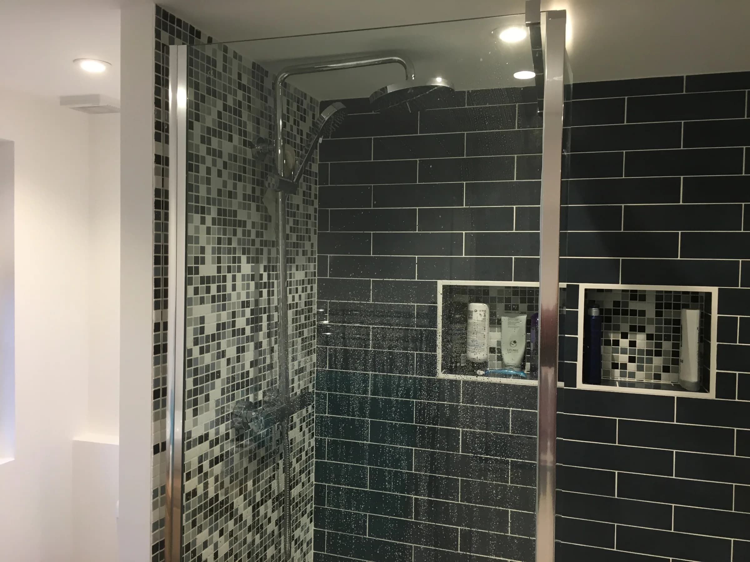 Bathroom tiled in dark brick tiles with mosaic recesses, photo 2