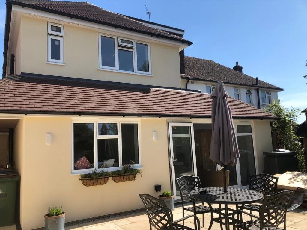 Two-storey rear extension with rendered finish, photo 2