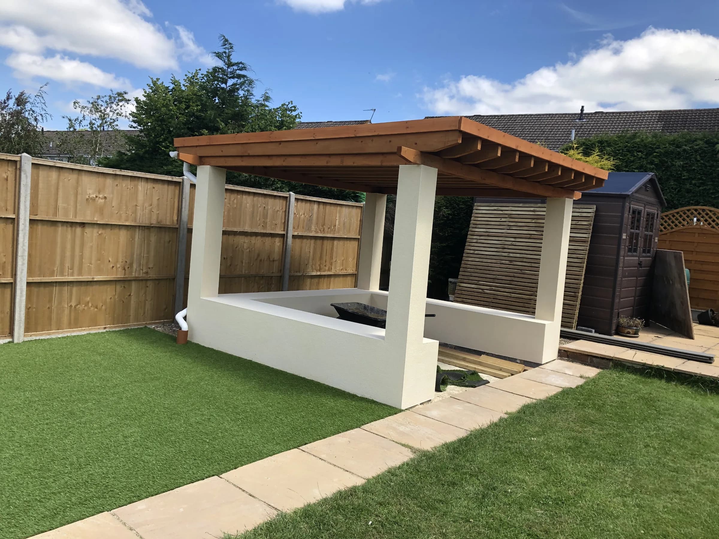 Garden fencing, artificial lawn and covered hot tub shelter, photo 3